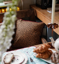 Afbeelding in Gallery-weergave laden, Anna + Nina Leopard cushion