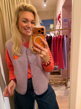 Afbeelding in Gallery-weergave laden, Teddy gilet out of office - Lila