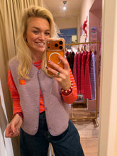 Afbeelding in Gallery-weergave laden, Teddy gilet out of office - Lila