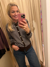 Afbeelding in Gallery-weergave laden, Vestje Streep - Lichtblauw/donkerbruin
