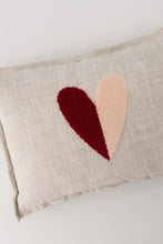 Afbeelding in Gallery-weergave laden, Zusss - Kussen Hartje 35x25 cm - Naturel / Roze / Rood

