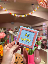 Afbeelding in Gallery-weergave laden, Tegeltje Be Happy - Lichtblauw / Roze

