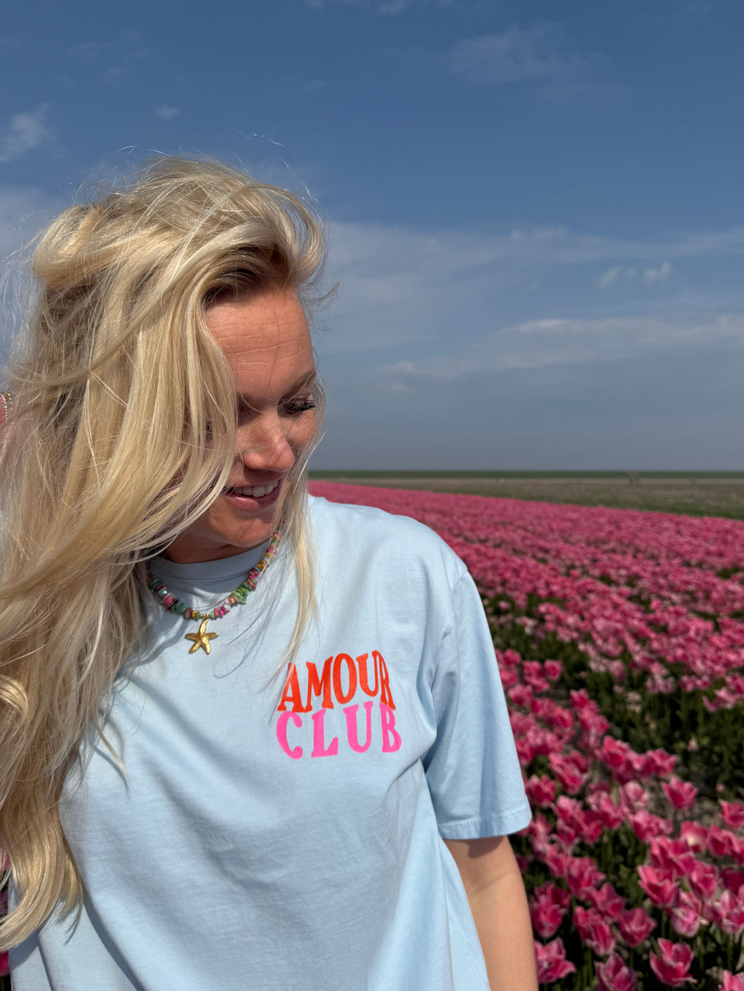 T-shirt Amour club - Lichtblauw