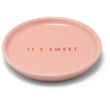 Afbeelding in Gallery-weergave laden, Petit four bordje IT&#39;S SWEET roze ø8,5 cm
