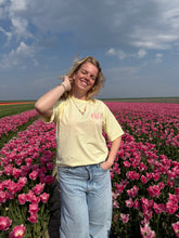 Afbeelding in Gallery-weergave laden, T-shirt Out of office - Zachtgeel
