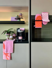Afbeelding in Gallery-weergave laden, Lifa Home - Coral Kiss Theedoek en Handdoek set
