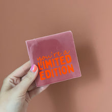 Afbeelding in Gallery-weergave laden, Tegel You&#39;re a limited edition - Roze
