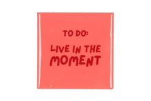 Afbeelding in Gallery-weergave laden, Tegeltje - Live in the moment
