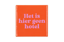 Afbeelding in Gallery-weergave laden, Tegeltje - Het is hier geen hotel

