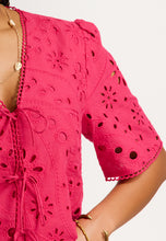 Afbeelding in Gallery-weergave laden, Top Imke - Paisley Broderie Rood
