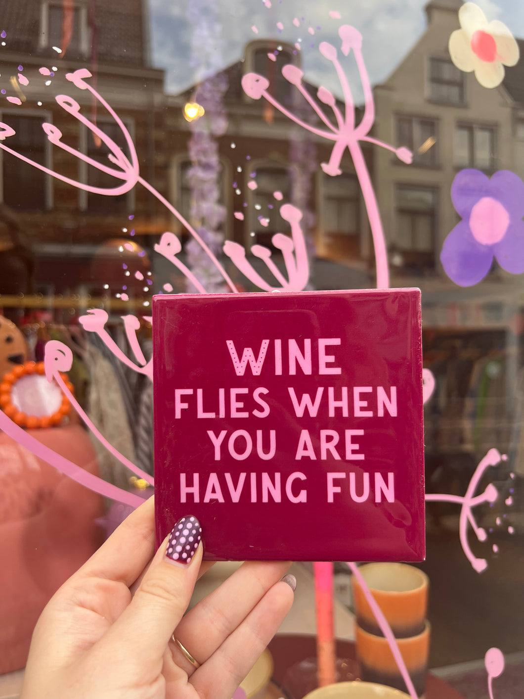 Tegeltje - Wine flies when you are having fun