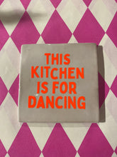 Afbeelding in Gallery-weergave laden, tegeltje This kitchen is for dancing
