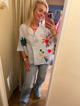 Afbeelding in Gallery-weergave laden, Blouse lichtblauw gestreept - Borduursels

