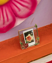 Afbeelding in Gallery-weergave laden, Doing Goods - Cameron Bloemen Polaroid Fotolijst
