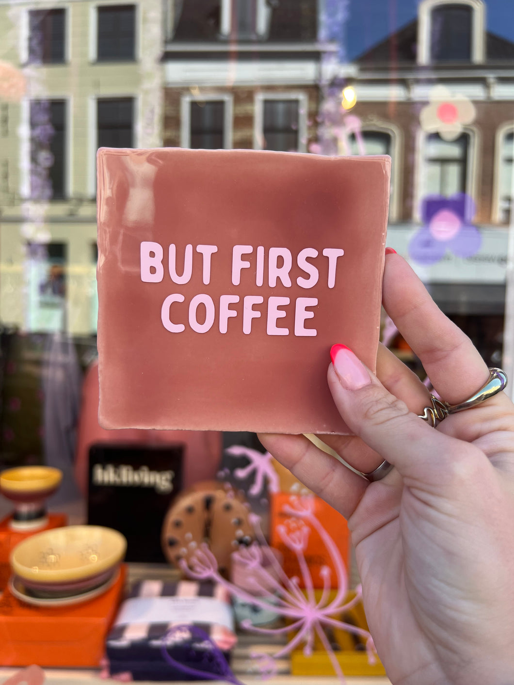 Tegeltje But first coffee - Roze