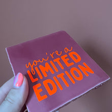 Afbeelding in Gallery-weergave laden, Tegel You&#39;re a limited edition - Roze
