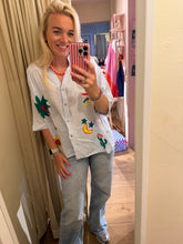 Afbeelding in Gallery-weergave laden, Blouse lichtblauw gestreept - Borduursels
