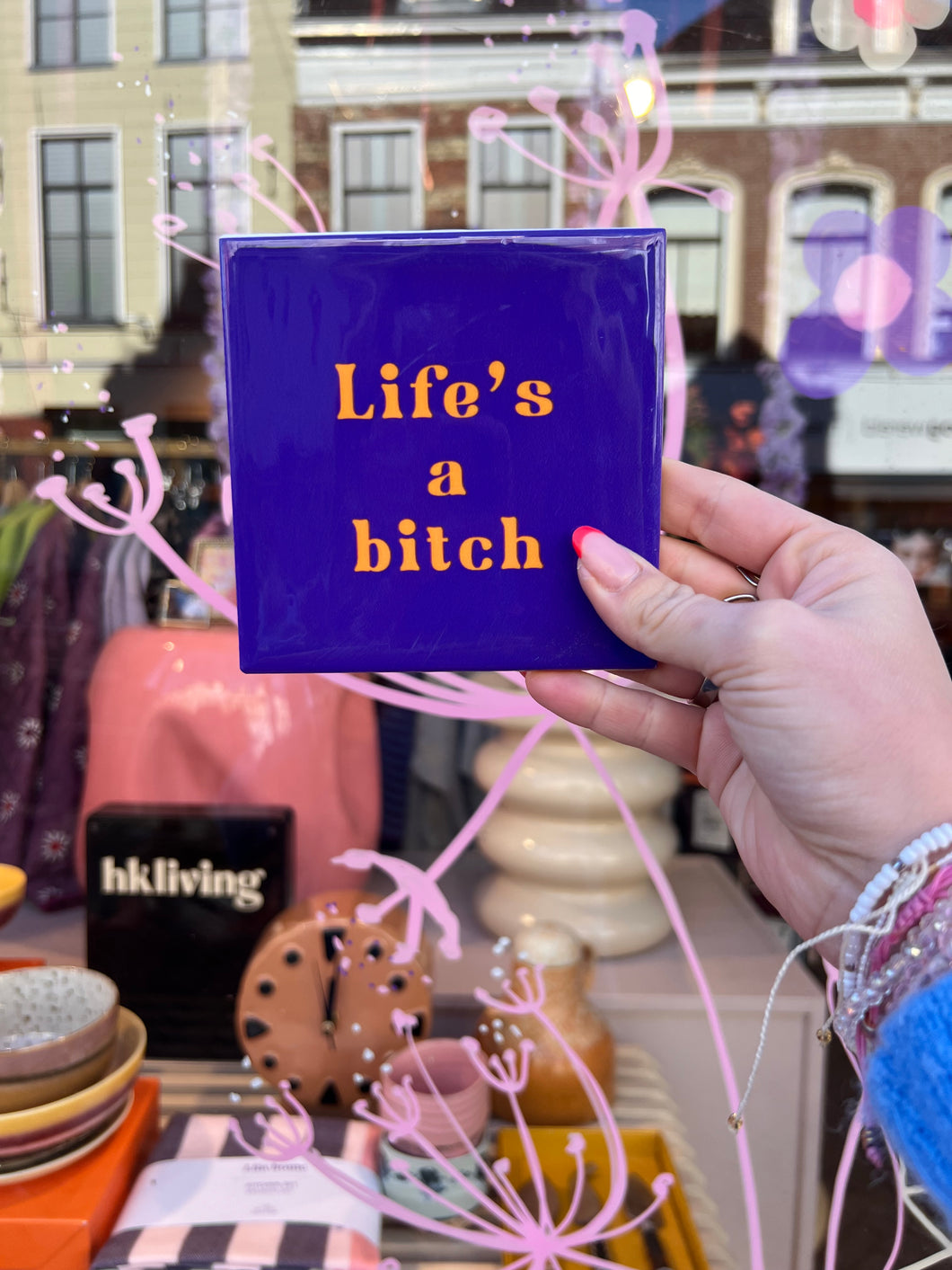 Tegeltje - Life's a bitch