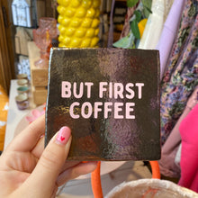 Afbeelding in Gallery-weergave laden, Tegeltje But first coffee - Goud
