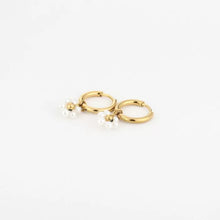 Afbeelding in Gallery-weergave laden, Oorbellen bloemetje - Goud/wit
