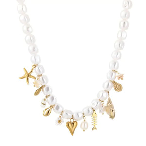 Parelketting met bedeltjes