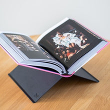 Afbeelding in Gallery-weergave laden, Boekstandaard - Sleep with the gun (off black)
