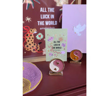 Afbeelding in Gallery-weergave laden, Kaarthouder Messing Yinyang Paars/Wit - All the luck in the world
