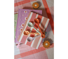 Afbeelding in Gallery-weergave laden, All The Luck In The World  Lepel - Geel met Klaprozen
