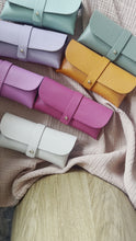 Video laden en afspelen in Gallery-weergave, Zonnebril hoesje - Fuchsia roze
