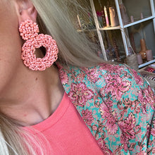 Afbeelding in Gallery-weergave laden, Oorbellen rozet beads - Roze/koraal
