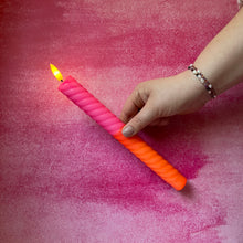 Afbeelding in Gallery-weergave laden, Led kaars swirl - Roze/oranje
