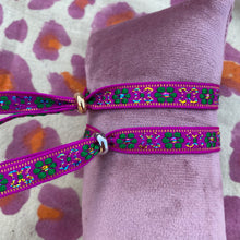 Afbeelding in Gallery-weergave laden, Armbandje lint bloemetjes - Paars
